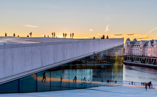 Operataket i Oslo i solnedgang – foto: Arvid Malde (Unsplash)